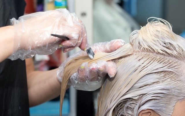 Come decolorare i capelli senza rovinarli