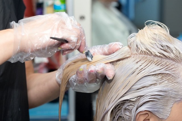 Come decolorare i capelli senza rovinarli