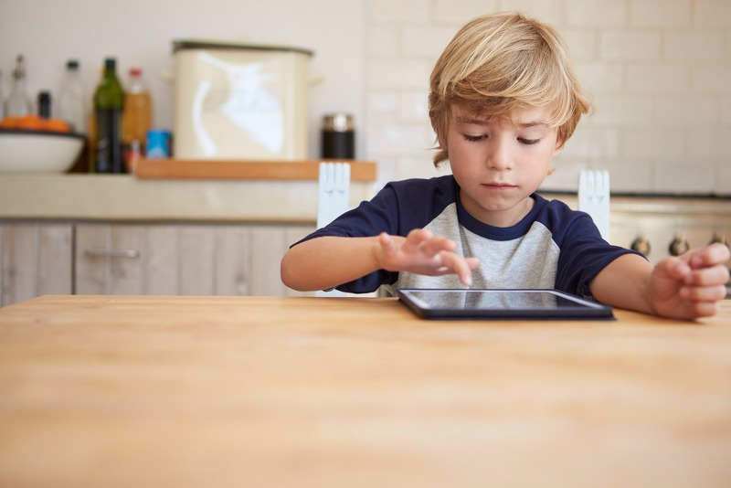 Tablet, videogiochi e TV: come influenzano lo sviluppo del bambino