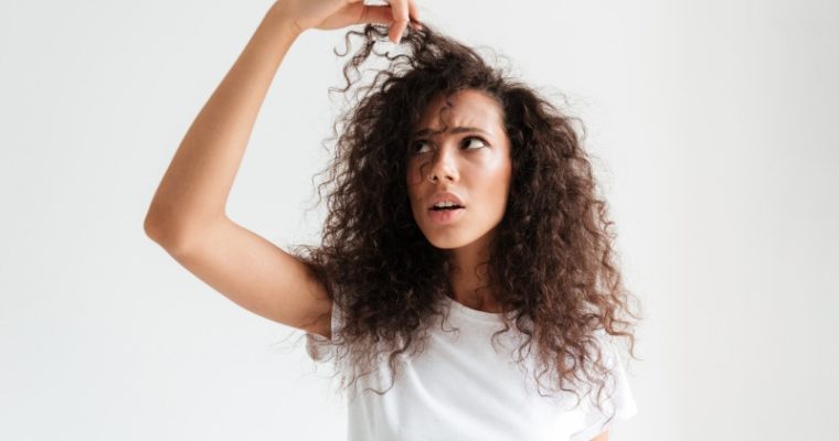 Caduta dei capelli: 9 cause e modi per prevenirla