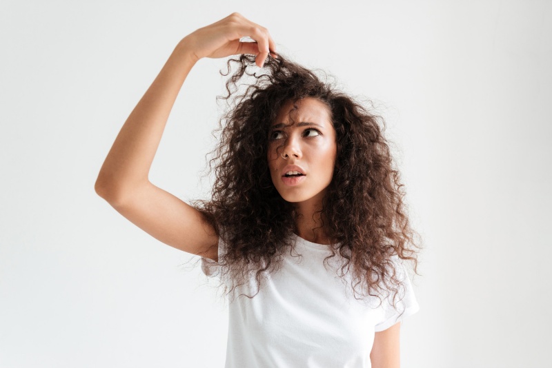 Caduta dei capelli: 9 cause e modi per prevenirla