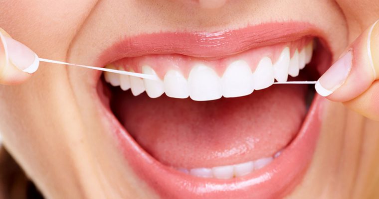 Pulizia dei denti: consigli per la detartrasi fai da te