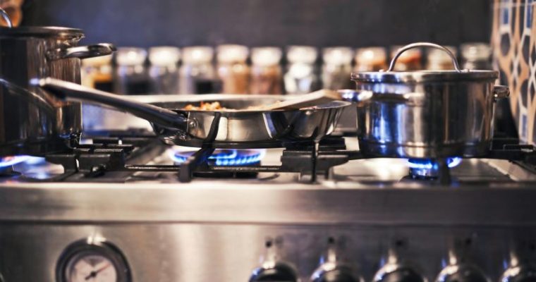Piano cottura a induzione vs fornello a gas: consumi a confronto